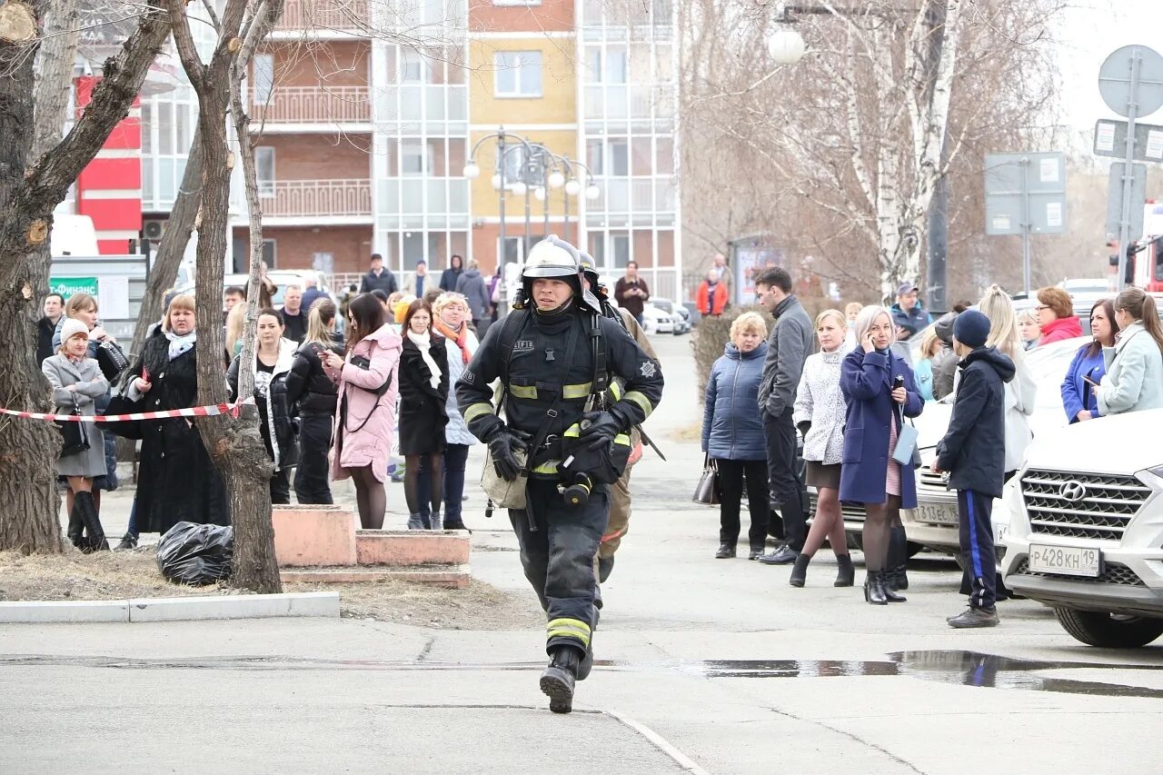 Что произошло в абакане сегодня. Пожар Абакан. Пожар в Абакане сейчас. Пожарные Абакан. Пожар в аллее Абакан.