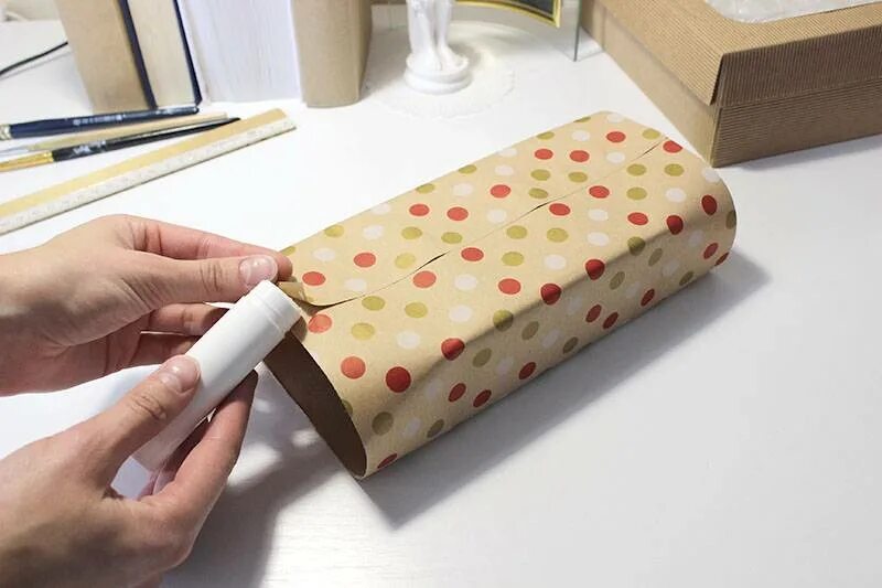 Как обклеить подарочной бумагой. Заклейки для упаковки подарков. упаковка подарка самоклеющейся бумагой. приклеить упаковочную бумагу на. бумажный чехол для ручки.