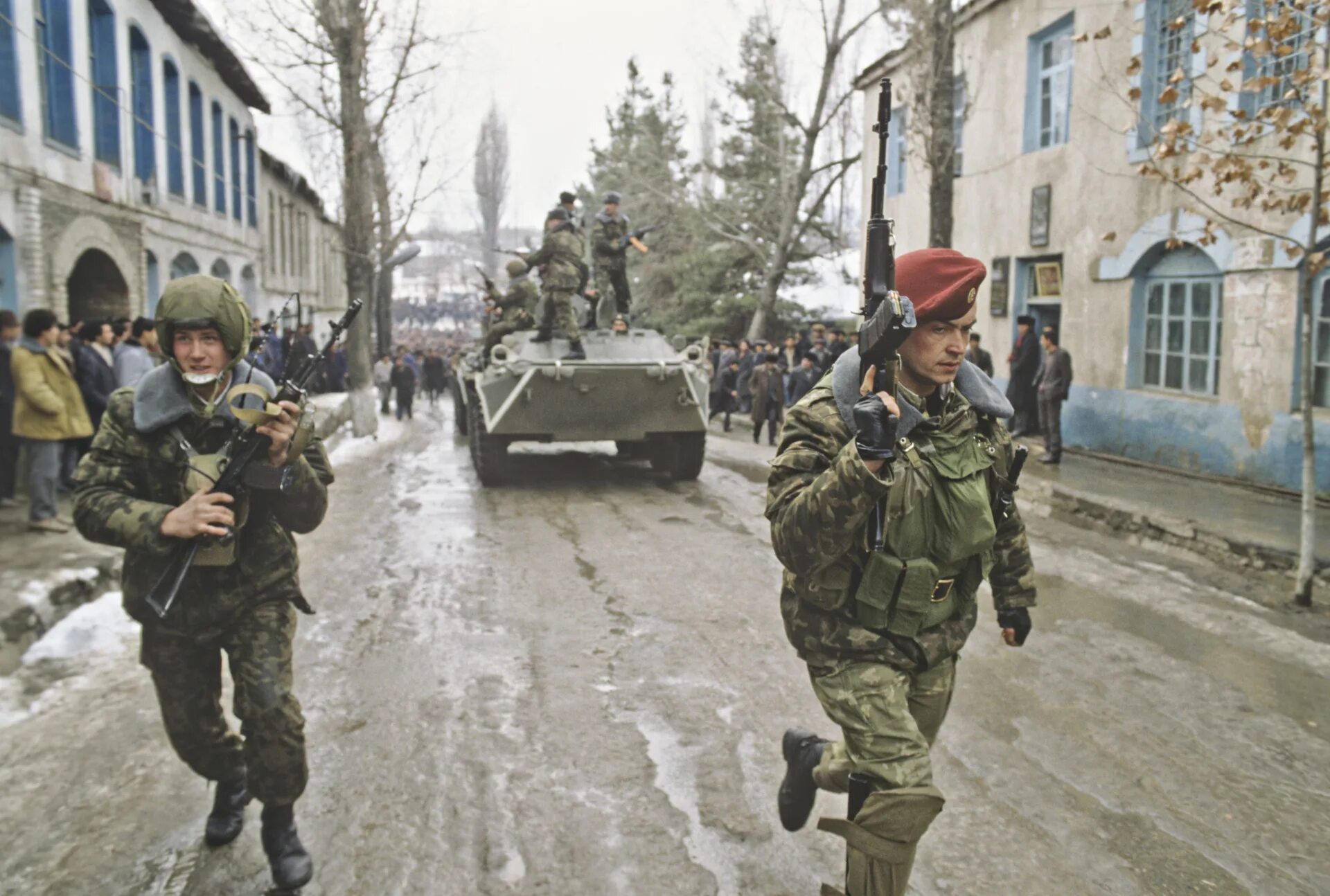 ВВ МВД СССР В Нагорном Карабахе. МВД В Нагорном Карабахе 1988. Карабах 1988-1990. Солдат в Карабахе 1990г. Первый общеевропейский военный конфликт