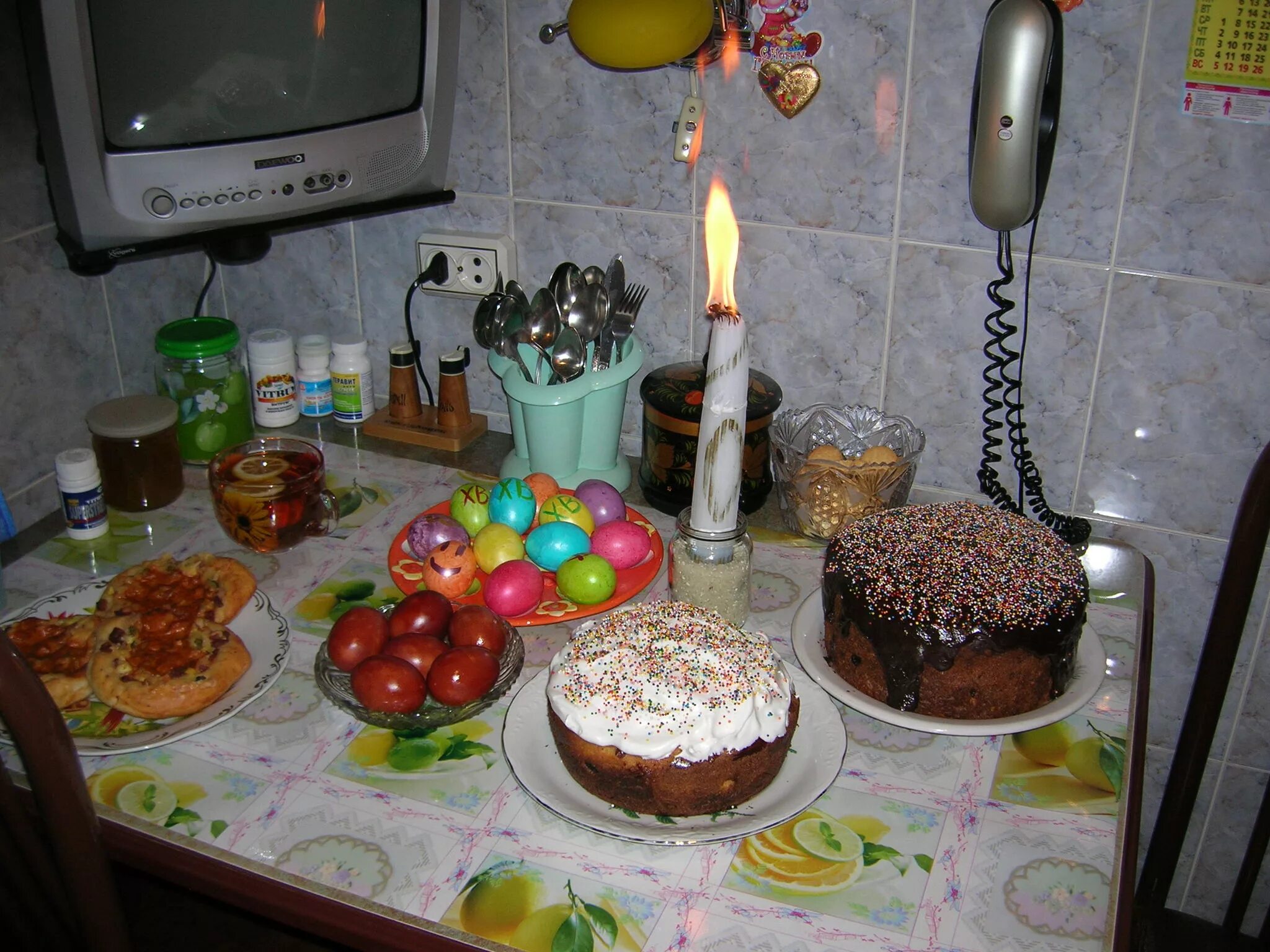 Праздничный пасхальный стол. Украшение пасхального стола. Пасха дома на столе. Фото домашний пасхальный стол. Фото домашний пасхальный стол.