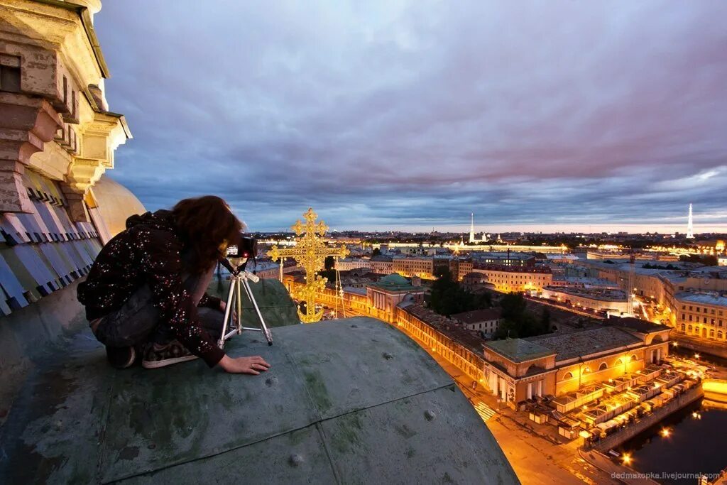 Фотосессия на крыше девушка. Девушка на крыше Питера. Фотосессия на крыше Петербурга. Фотосессия на крыше в Москве. Час девушка петербург