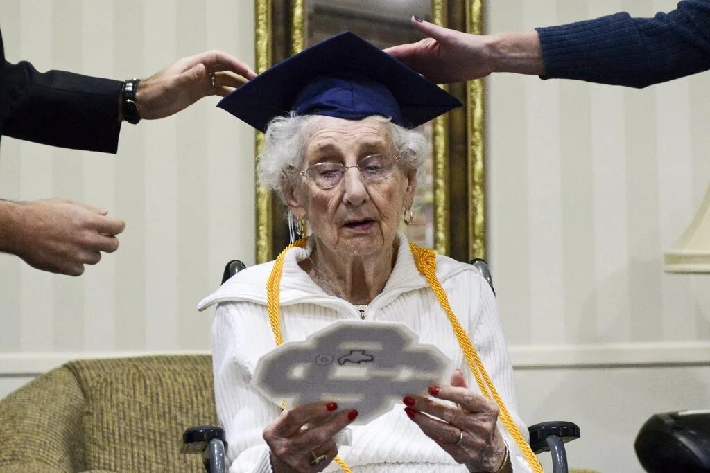 Бабушка получила. Бабушка 97 лет. Женщина 97 лет. Школа в старости. Старушки с дипломами.