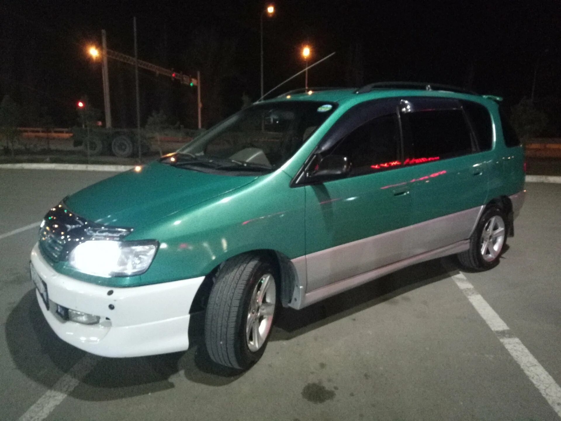 Toyota ipsum 1998. Тойота Ипсум 2000г. Тойота Ипсум зеленая. Toyota ipsum 1998 face.