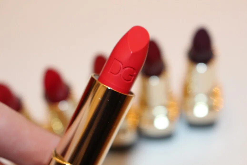 Dolce Gabbana Matte Lipstick. Помада Dolce Gabbana real Fire. Матовая губная помада Дольче Габбана. Помада Дольче Габбана 130 Sweet Honey. Dolce gabbana помада the only one