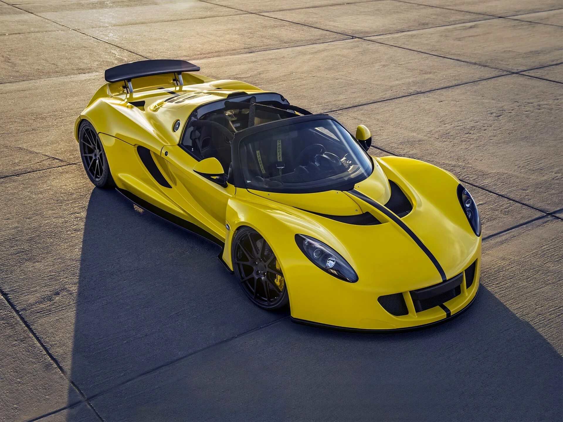 Быстрые спортивные машины. Машина Hennessey Venom gt. Хеннесси Веном gt. Хеносивеном ГТ. Хеннесси Веном gt Спайдер.