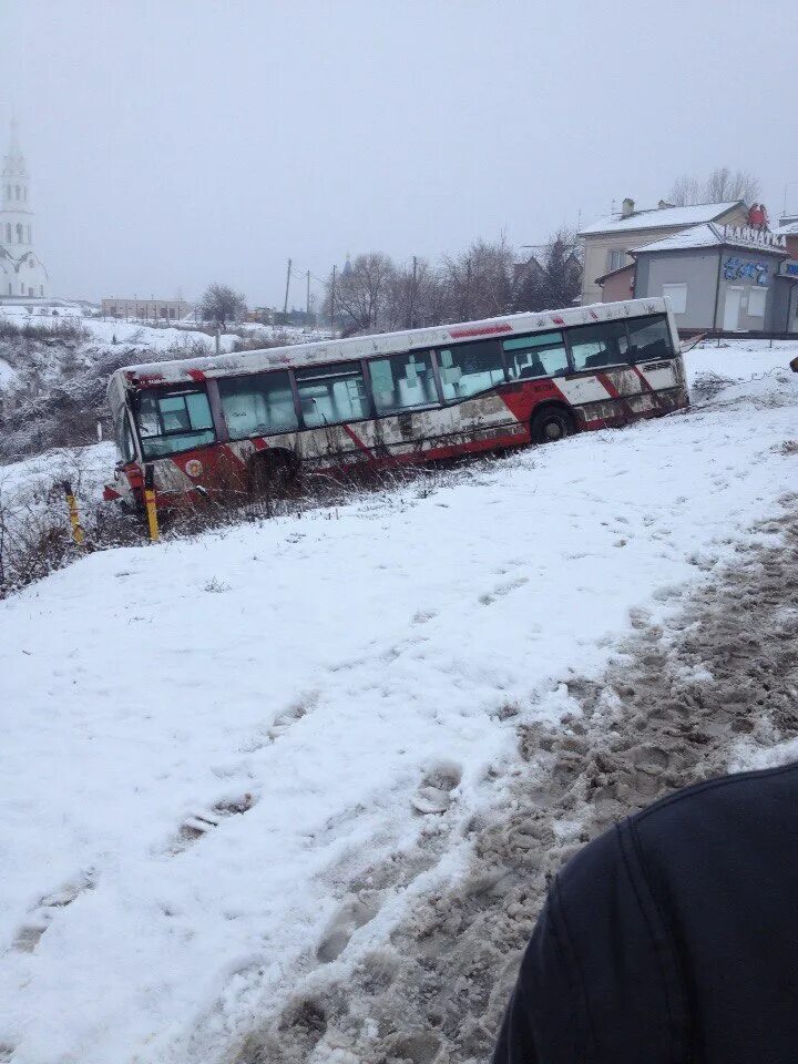 Автобус съехал в санкт петербурге. В ростове на дону на королева автобус.