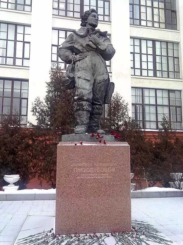 Памятник гризодубовой в москве. Памятник гризодубовой на кутузовском проспекте. Памятник валентине гризодубовой на кутузовском. Памятник валентине гризодубовой. Памятник валентине гризодубовой на кутузовском.