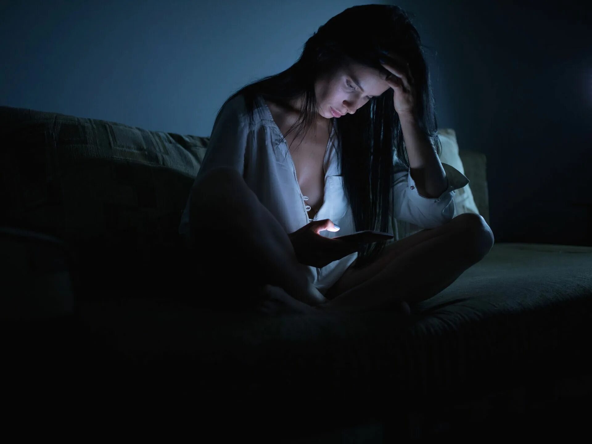 Девушка спит в кровати. Девушка спит. Эмили инсомния. Сон девушка темные. Сон девушка темные.