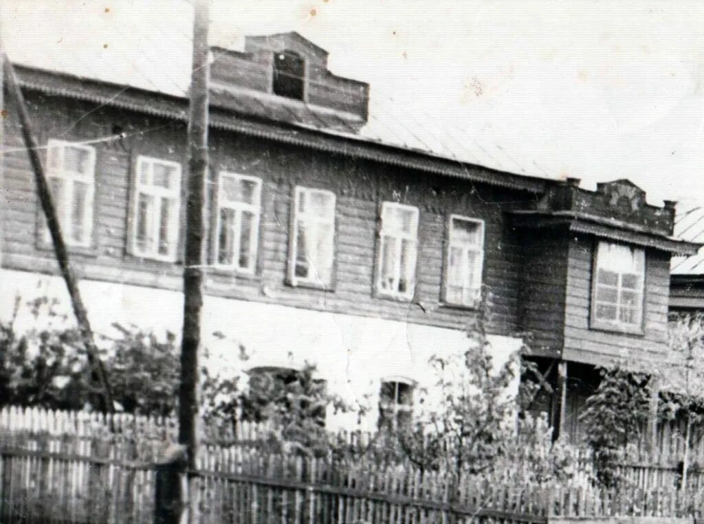 Где живет юность. Перестройка Нязепетровск. Дом семьи Брежнева. Нязепетровск старые фото. Нязепетровск улица Сталина фото.