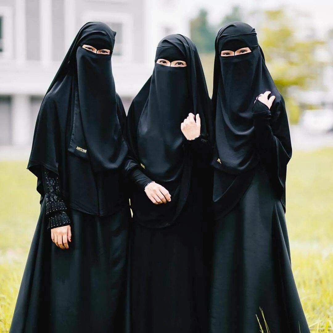 13 мусульманская. Чадра паранджа хиджаб. Чадра паранджа и никаб. Никаб хиджаб паранджа. Мусульманка никаб паранджа.
