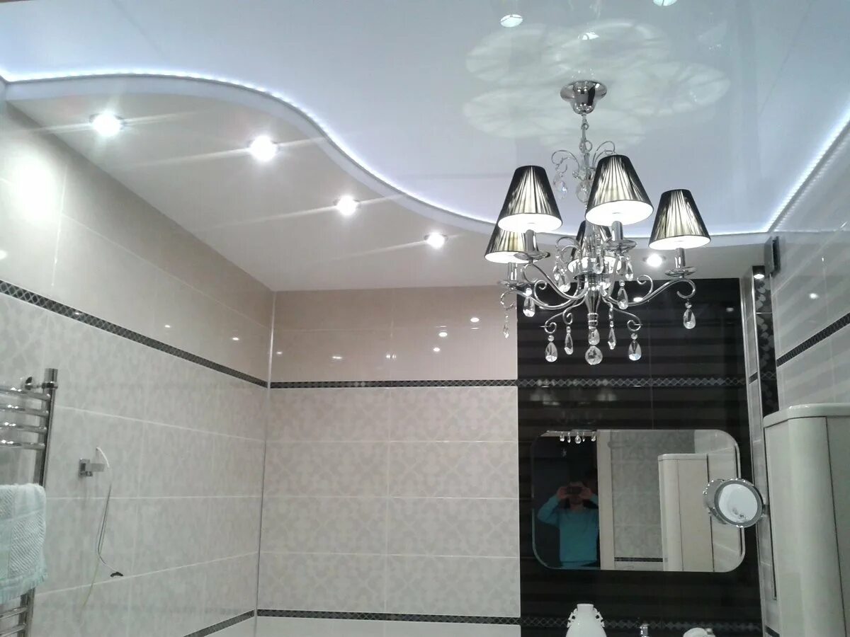 Белый потолок в ванной. Потолок в ванную. Натяжной потолок в ванную. Двухуровневый потолок в ванной. Двух уровневый поток в ванной.