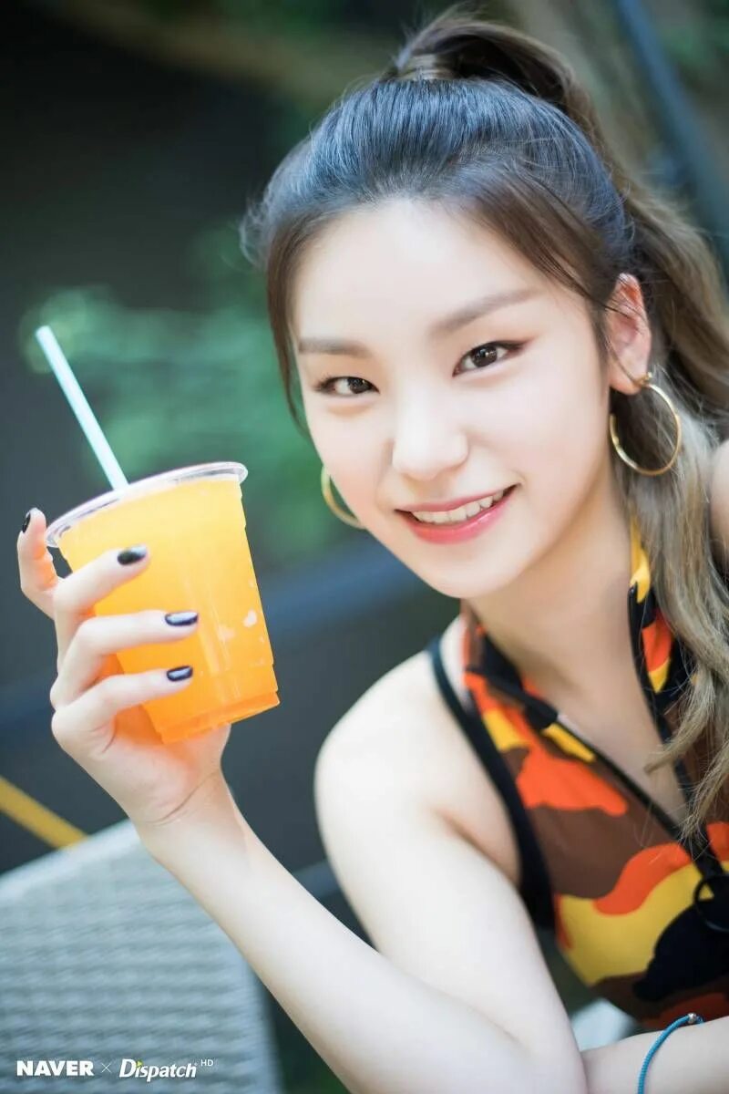 Itzy of my business. Йоджи itzy. йеджи из itzy. хван йеджи. itzy юджи.