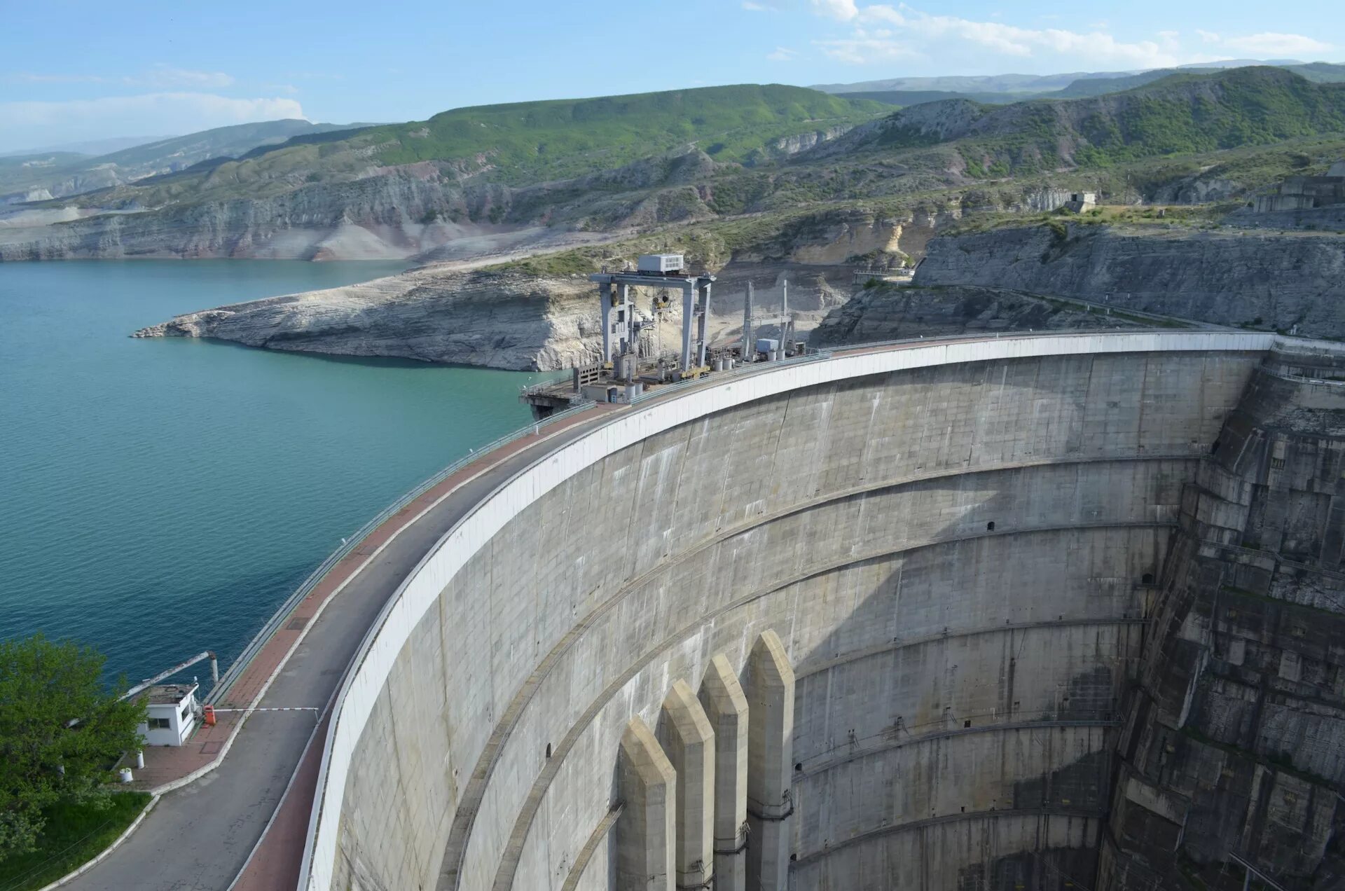 В каком районе самая крупная гэс. Чиркейская ГЭС В Дагестане. Чиркейской ГЭС - - самая высокая арочная плотина в России -. Тоннель для Чиркейской ГЭС В Дагестане. Чиркейская ГЭС дамба.
