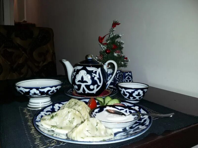 Пиала манты. Небольшой столик с чайником, печенькамим,. Домашние манты вечером. Добрый вечер манты. Добрый на узбекском языке