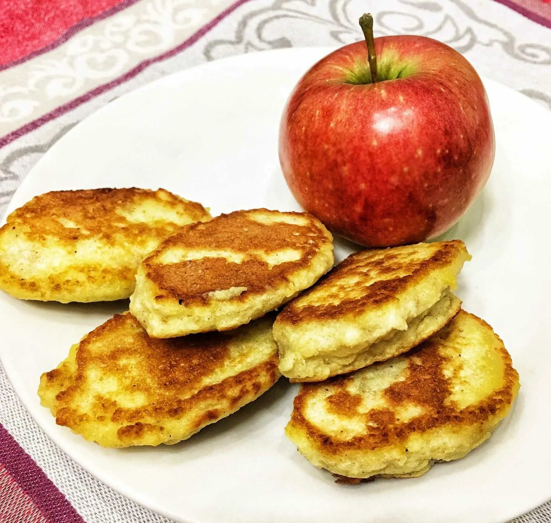 Оладьи быстро и вкусно. Яблочные оладушки. Оладьи из яблок. Яблочная ашкюди. Оладьи яблочно творожные.