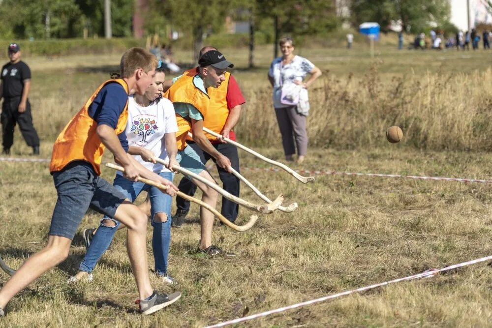 Спортивные игры проходящие в россии. Клюшкование русская народная игра. Народные спортивные игры. Русские народные спортивные игры. Лапта игра в древней Руси.