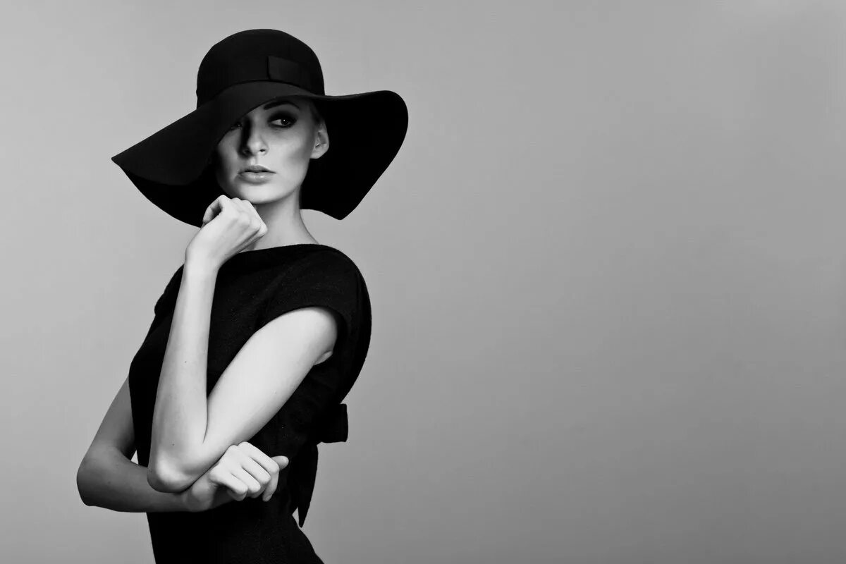 Девочка в черном стиле. Элегантная девушка в шляпе. Фотосессия в шляпе. Фотосессия в черно белом стиле. Девушка в шляпе в студии.