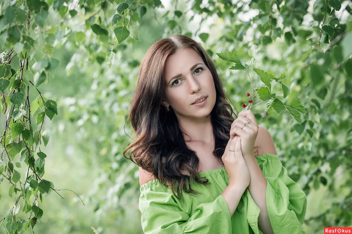 девочка с косичками. фотосессия в березовой роще. красивые девушки у березы. девушка у березы. девушка около березы.