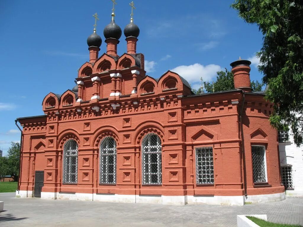 Храм красный кирпич. Литва церковь с красного кирпича с луковками. Собор из красного кирпича. Бывшая воскресенская церковь марково. Дарна истринский район церковь.