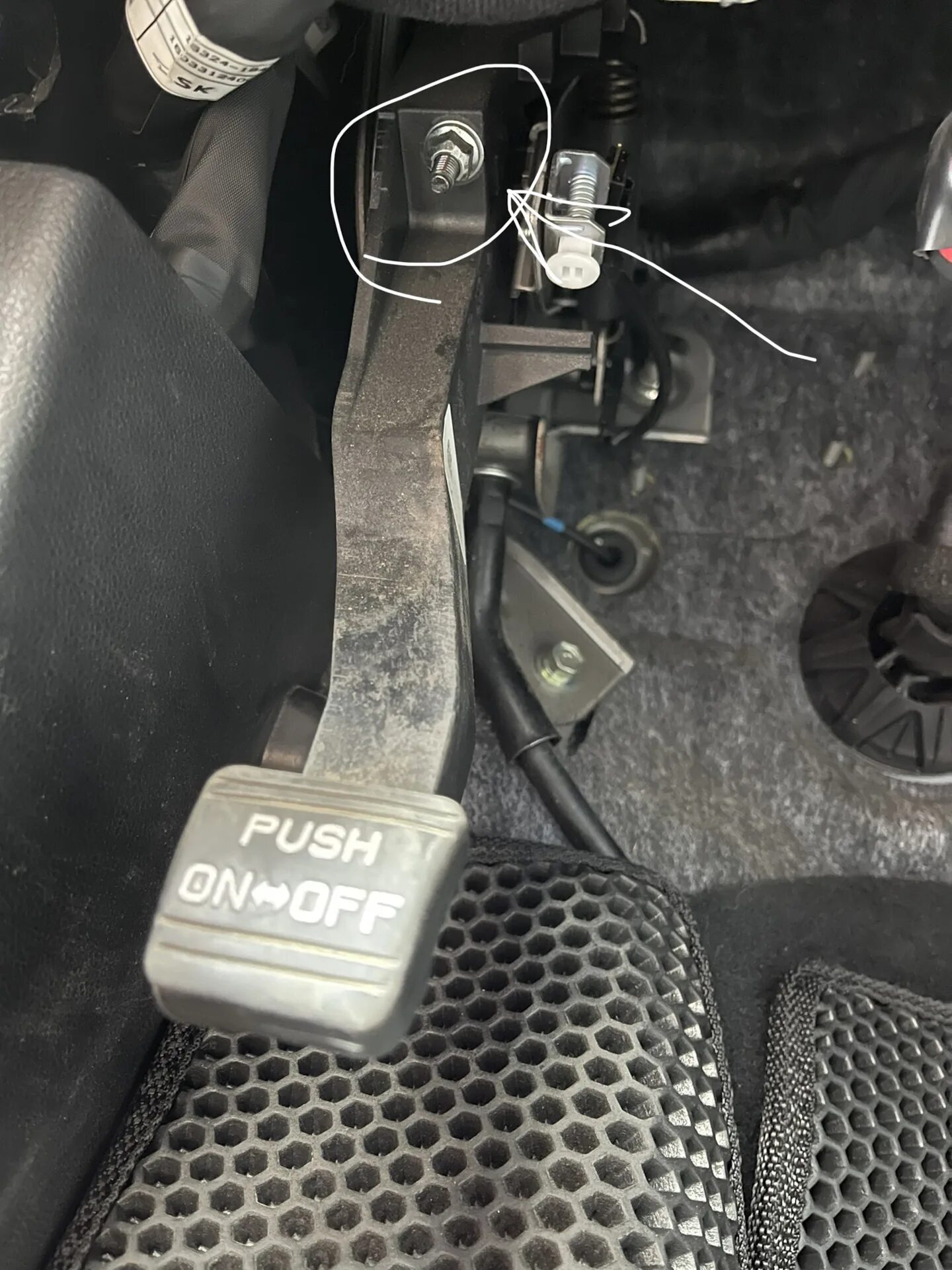 Где находится ручник. Kia sportage 4 стояночный тормоз. ножной ручник kia sportage. педаль ручника kia optima. соренто 2025 ручник.