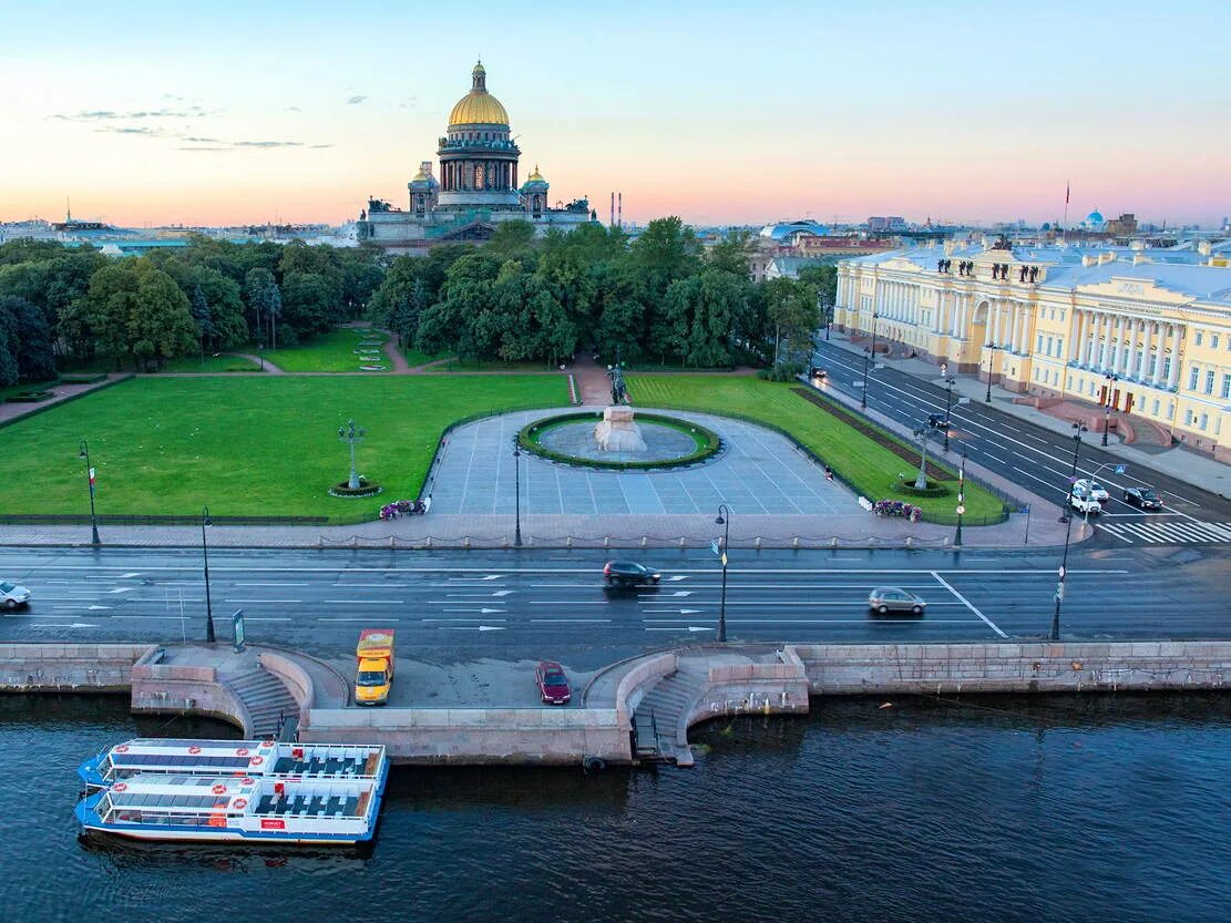 Санкт петербург стал столицей. Petersburg. Санкт-петербург с высоты птичьего полета панорама. Сколько лет г петербургу. Разводной мост и исаакиевский собор.