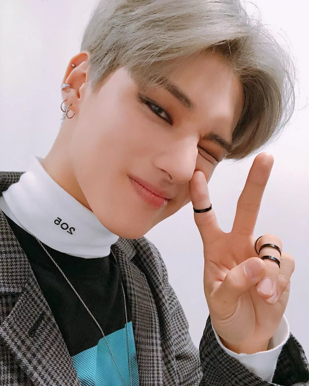 Чон уён эйтиз. Уён ATEEZ. Чон Кен ATEEZ. ATEEZ Wooyoung.