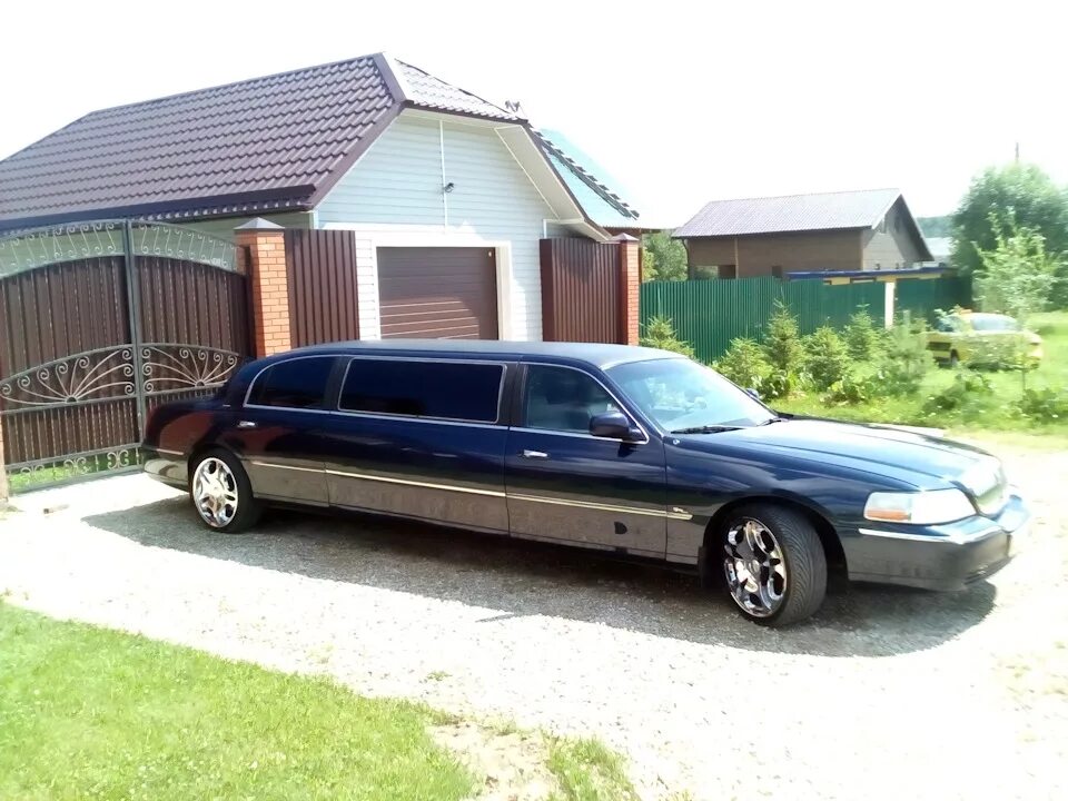 Lincoln Town car 3. Lincoln Town car зелёного цвета. Town car 2 багажник. Town car шпильки.