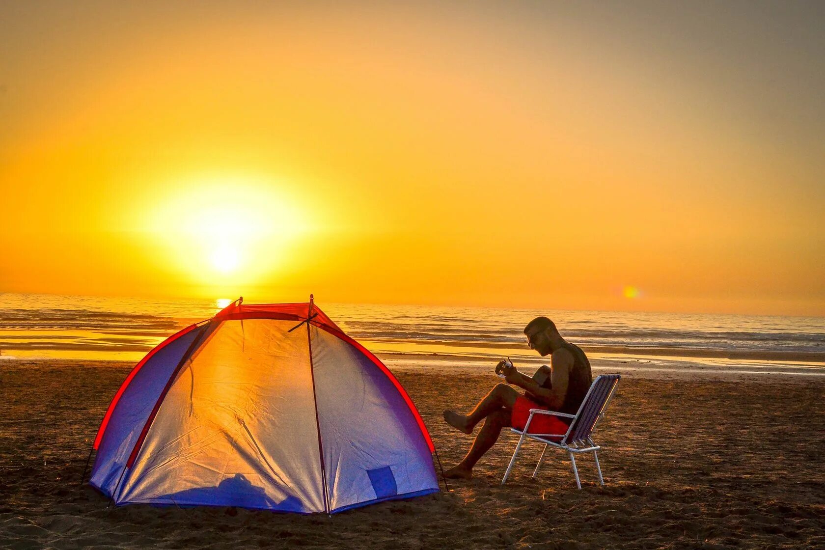 Sun camping. Палатка у моря. Палатка на берегу. Палатка для пляжа. Палатка на закате.