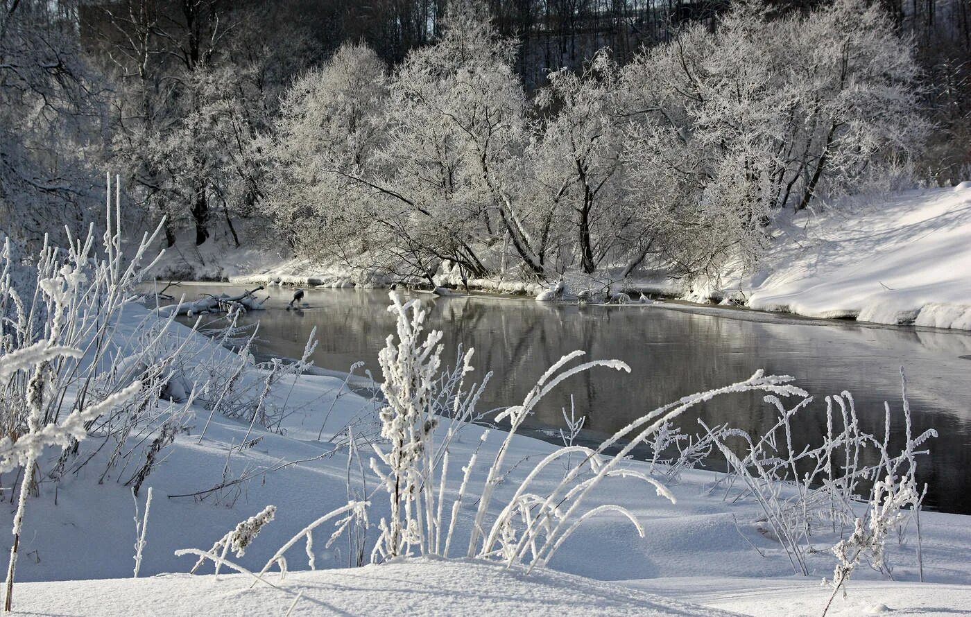 Как переходить зимой реку. Зимний лес с речкой. Река зимой предложения. Река зимой. Печатники река зимой.