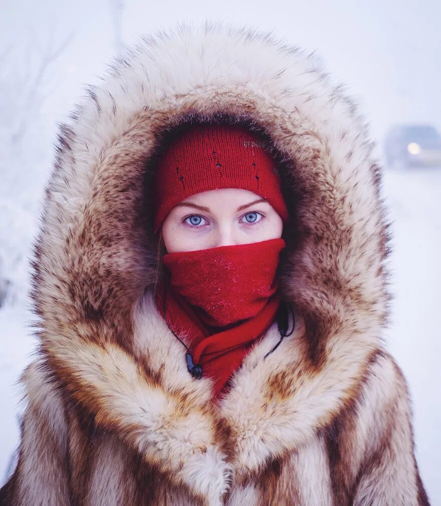 Насколько холодно. Оймякон. Оймякон холод. Девушка укутанная в шарф. Оймякон самый холодный город.