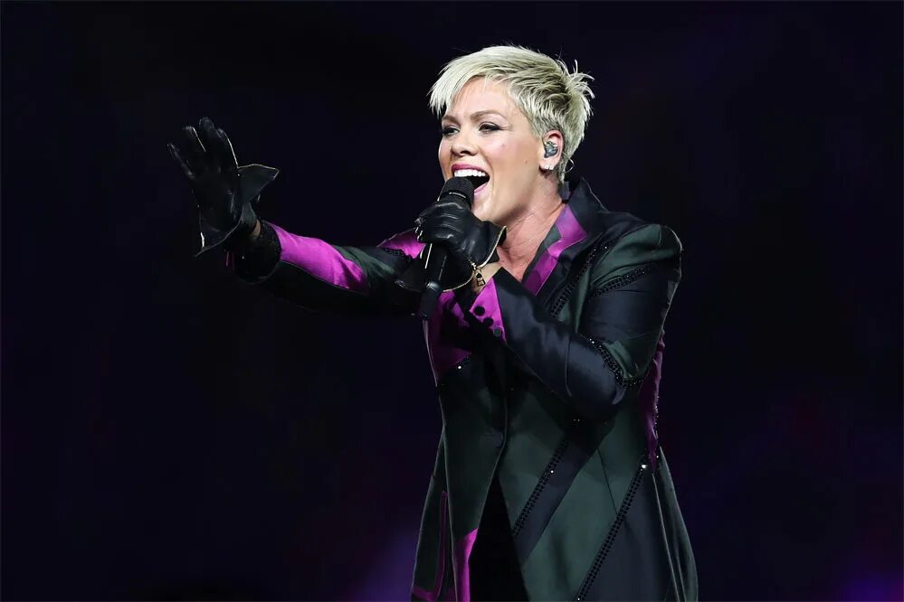 P nk try перевод. Солистка pink. Pink try text. Обложки альбомов p!nk. P!nk - need me.