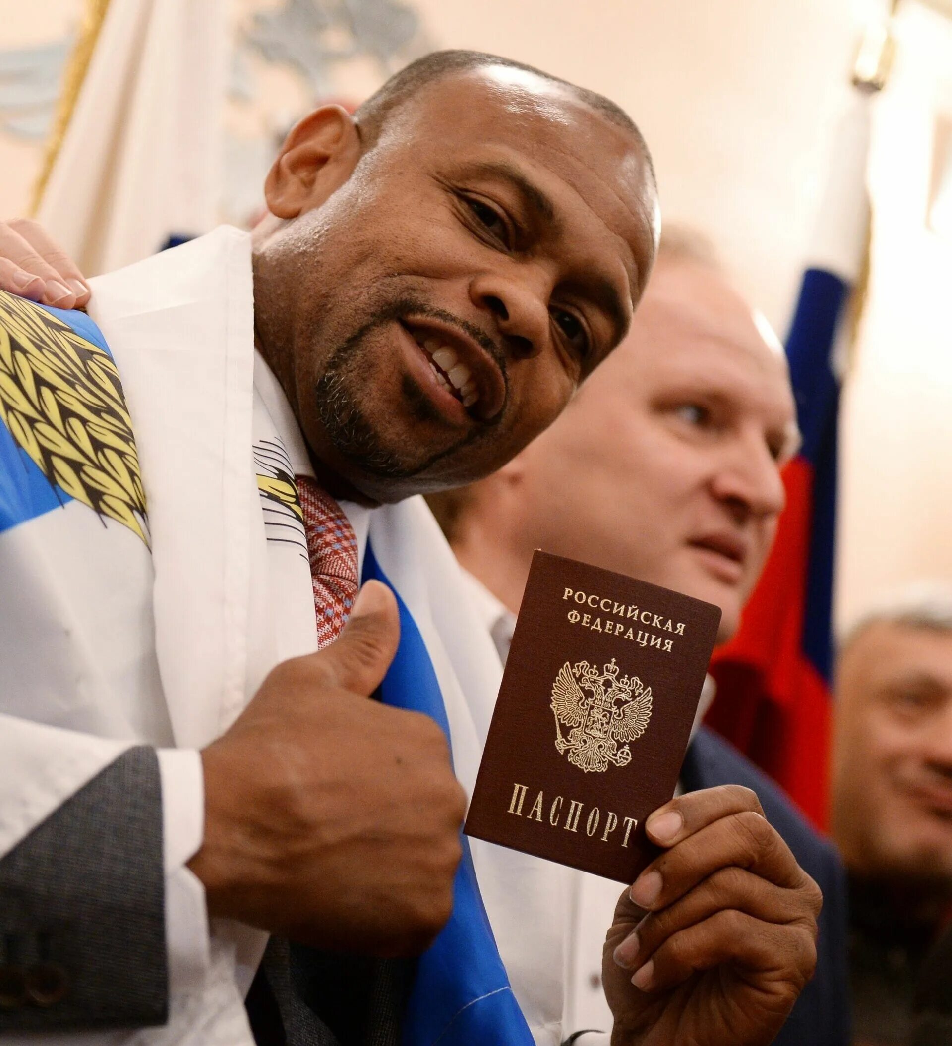 Боксер получивший российское гражданство. Боксер получивший российское гражданство. Рой джонс российское гражданство. Рой джонс паспорт. Рой джонс младший гражданство.