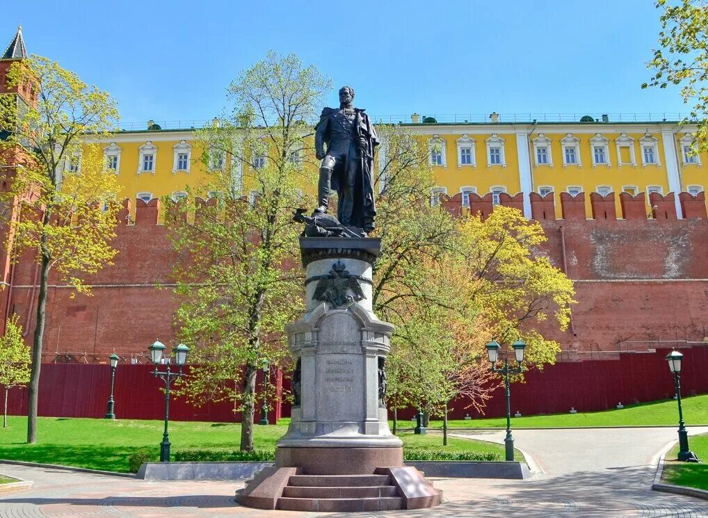 Александровский сад Москва памятник Александру 1. Москва Александровский сад памятник императору Александру i. Памятник императору Александру 1 в Москве. Памятник Александру в Александровском саду. Памятник александру первому