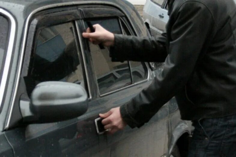 Угнал чужую машину молодой. Угон автомобиля. угон автомобиля ваз. кража автомобиля. угнал ваз.