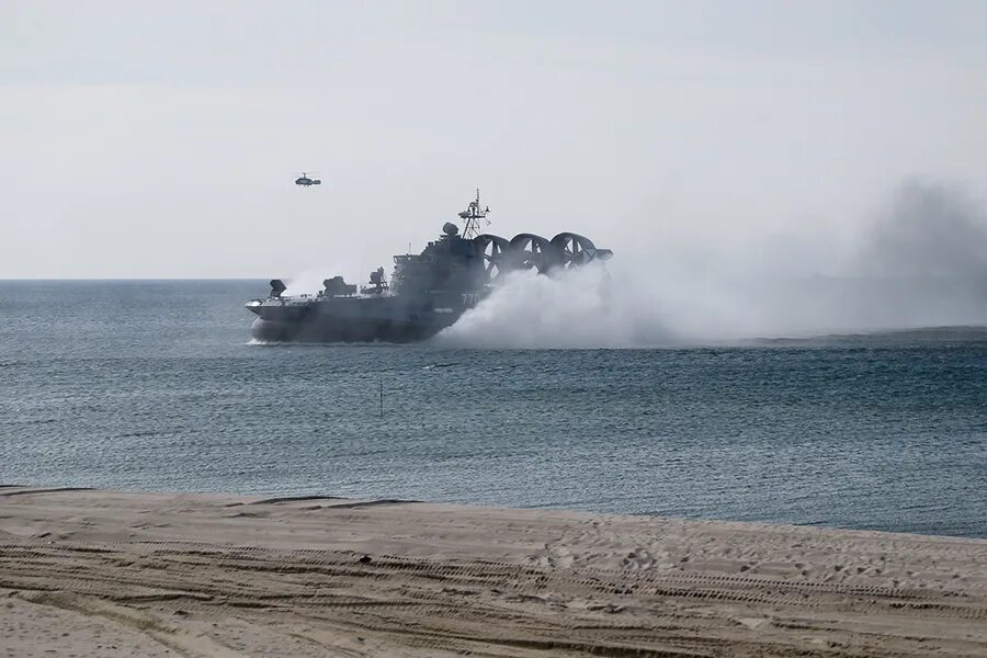 Высадка море. Полигон Хмелевка учения. Морской полигон Балтфлота в Калининграде. Полигон Опук. Высадка морского десанта Балтийский флот.