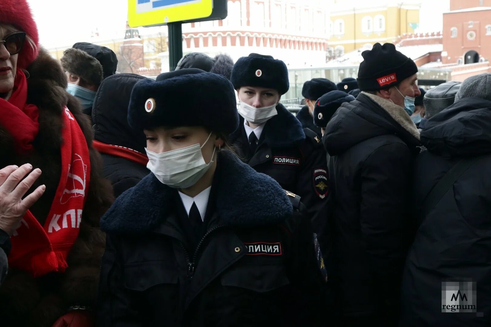 Полицейские на митинге в Москве. КПРФ митинг 23 февраля. Девушки полицейские на митинге. Митинг в москве 23 февраля