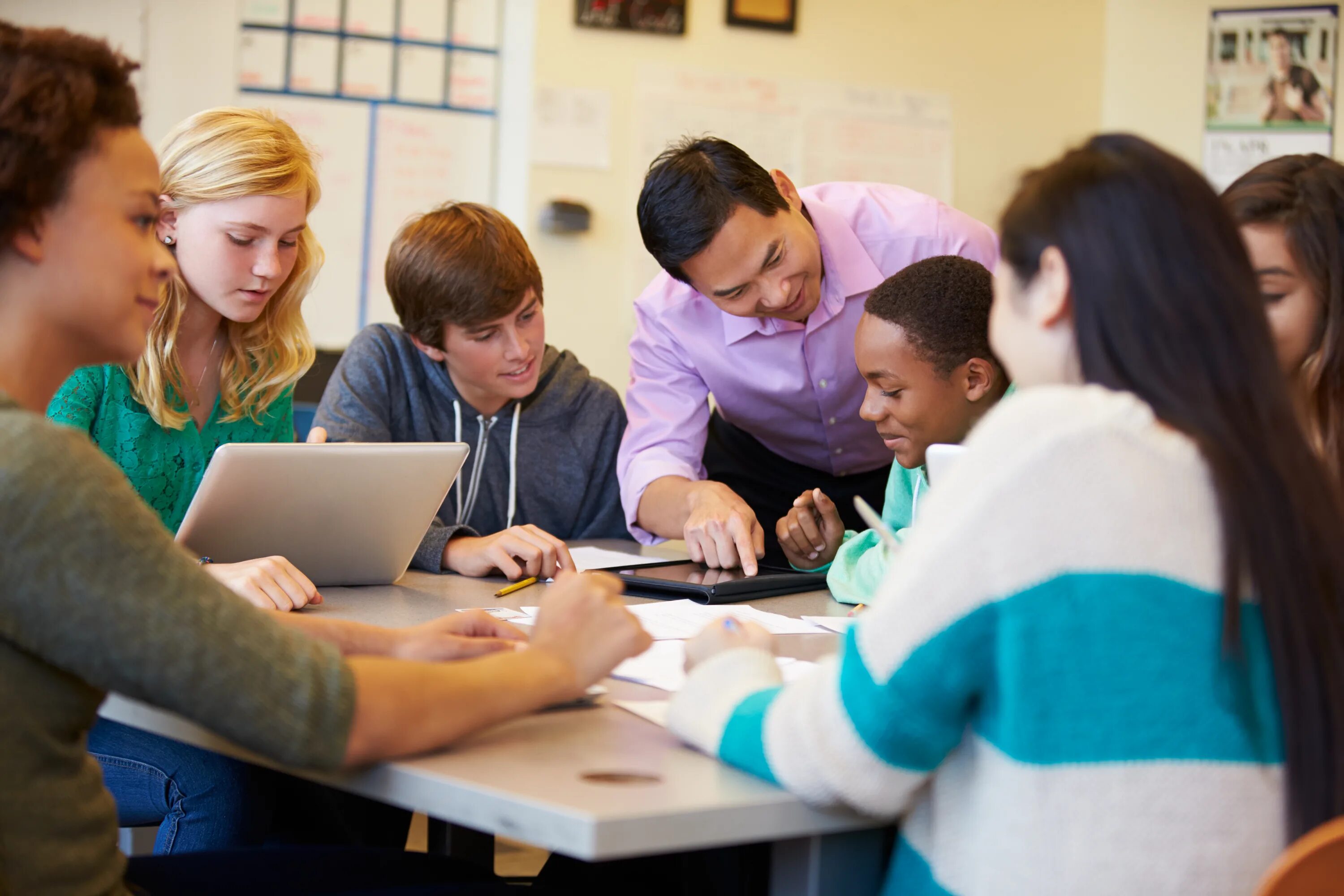 The teacher made the pupils. Учащиеся студенты. Старшая школа в США. Преподаватель и студент. Учитель и студенты.