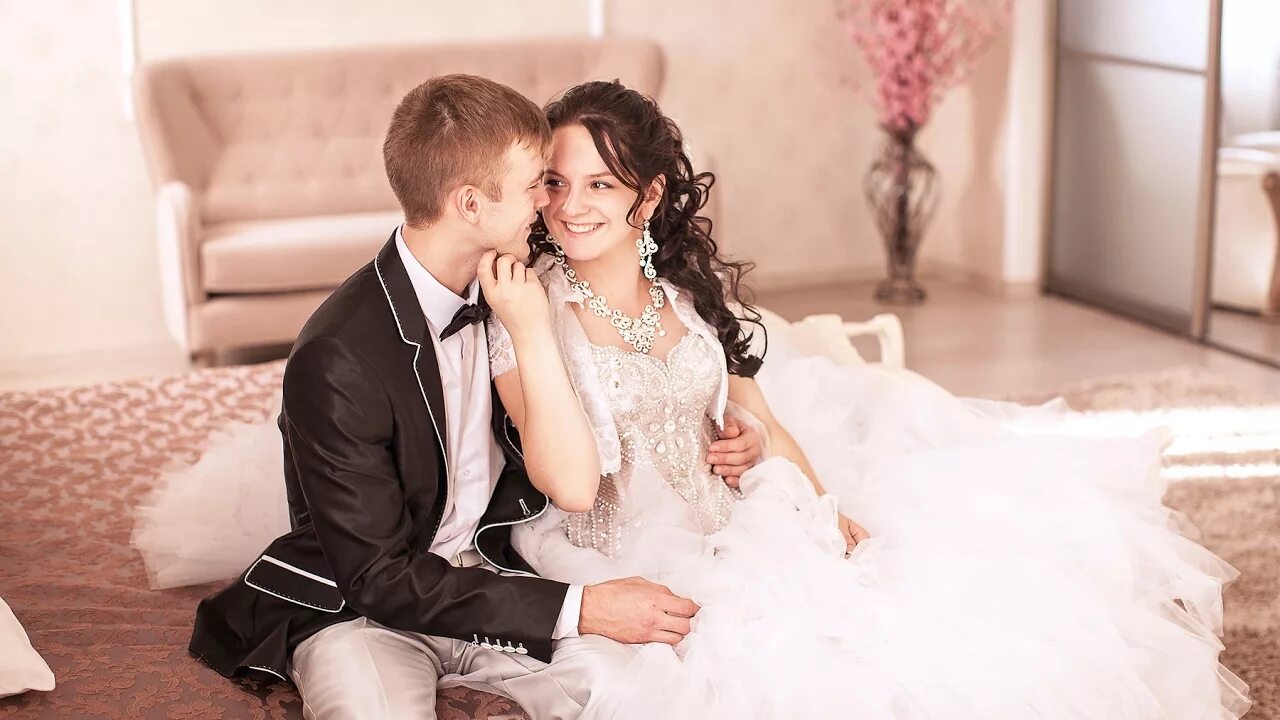 Что делать в первую брачную. Первая ночь молодоженов. Невеста в брачную ночь. Свадебная фотосессия в студии в Калининграде. Свадебная фотосессия в отеле.