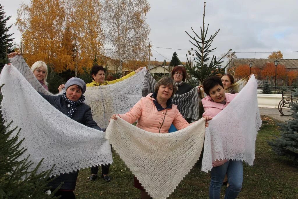 Оренбургский пуховязальный промысел. Дни оренбургского пухового платка. Оренбургский платок. Саракташ оренбургский пуховый платок. Оренбургский пуховязальный промысел.