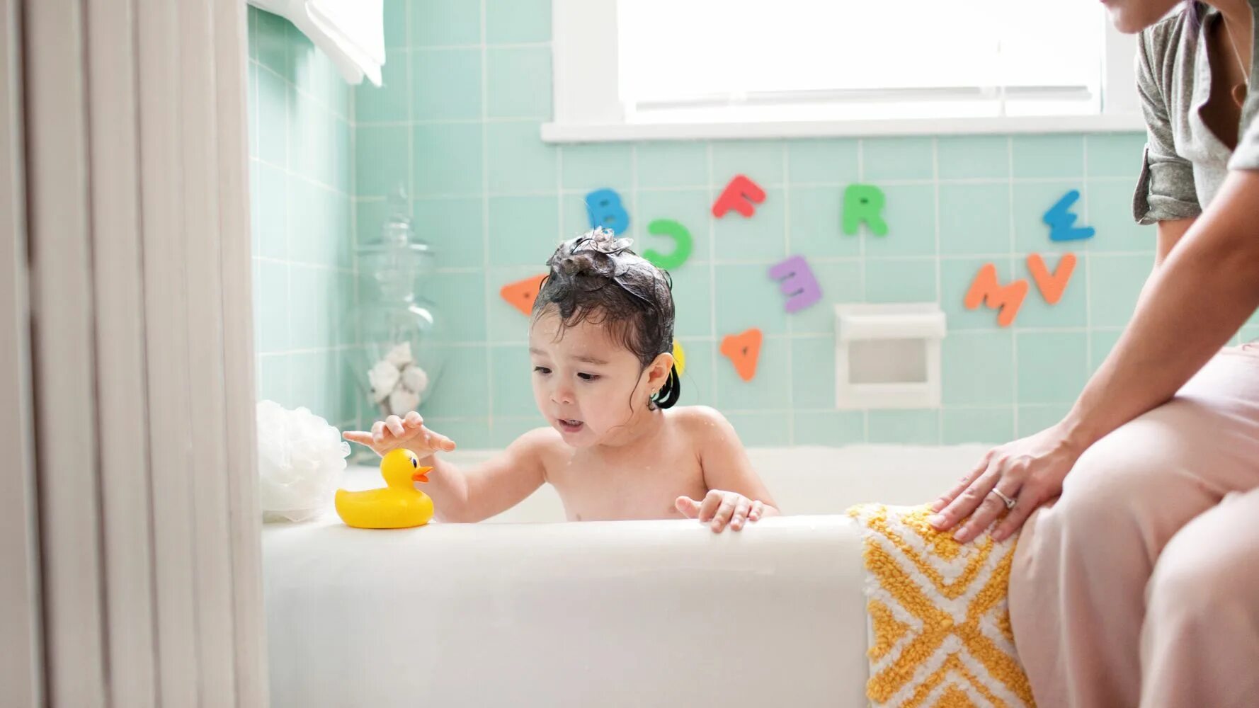 Child bath. Малыш в ванне. Дети в ванной комнате. Взрослый в детской ванной. Детки в ванной.