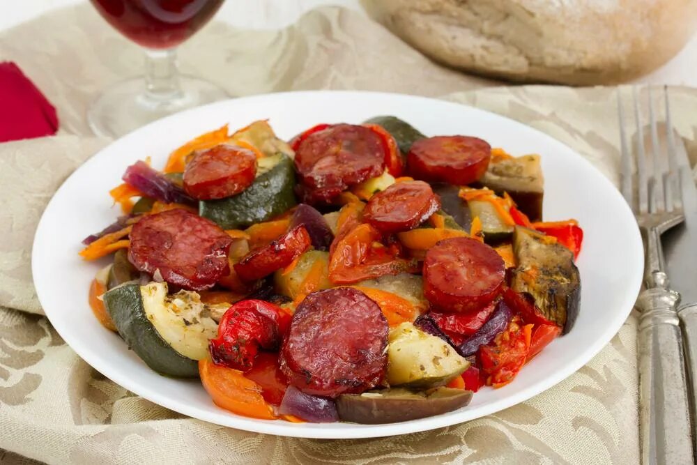 Пирог картошка с колбасой. Овощное рагу с охотничьими колбасками. жаркое с охотничьими колбасками. ужин запеченные овощи. вкусная картошка с колбасками.