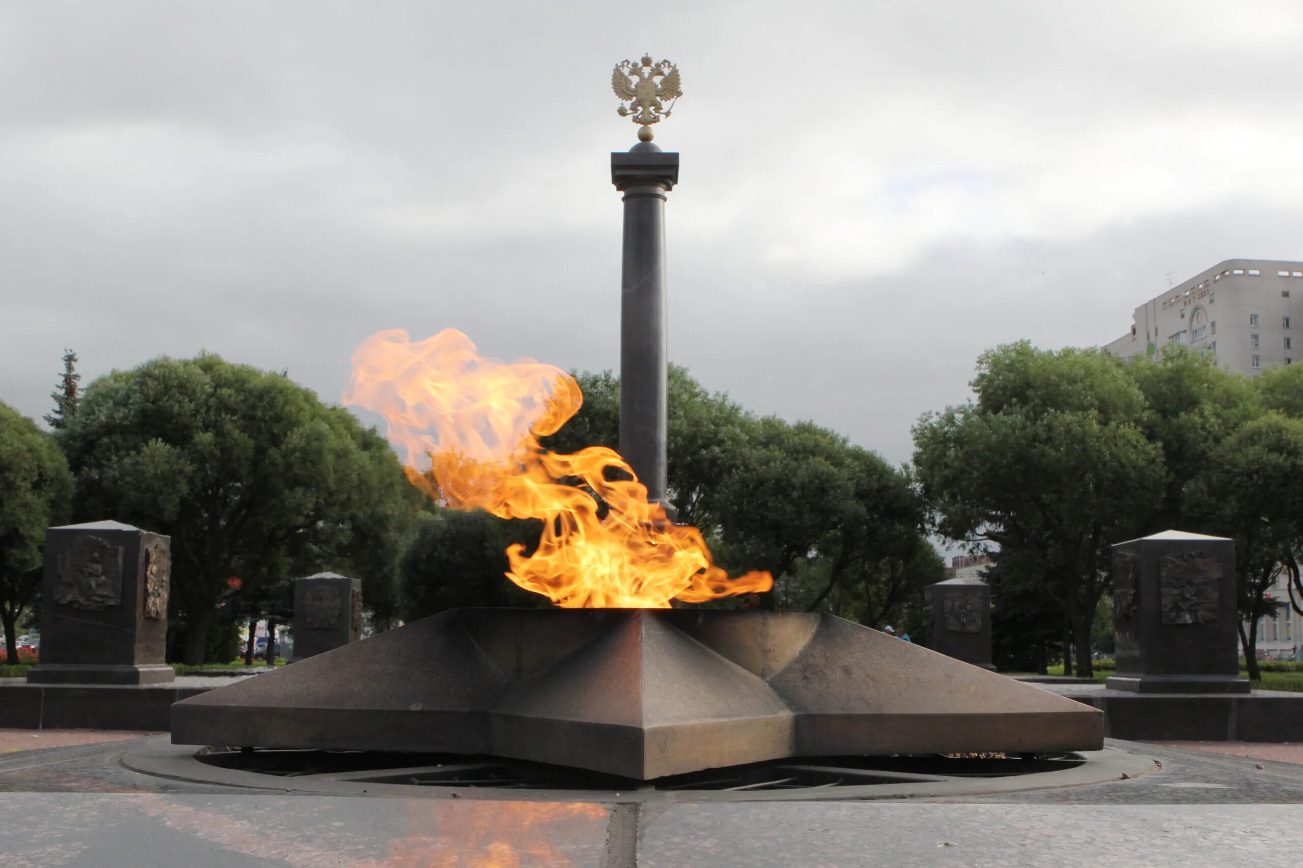 Города воинской славы питера. Стела «город воинской славы» (Колпино). Вечный огонь Колпино. Вечный огонь город воинской славы.