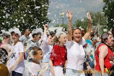 Праздники поднимают