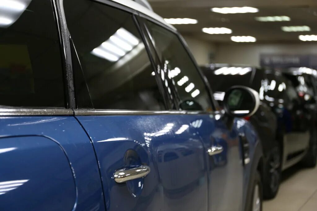 Оскар тонировочный центр. Тонировка стекол. Тонировка в московском. Тонированная машина. Градиент тонировка на авто.