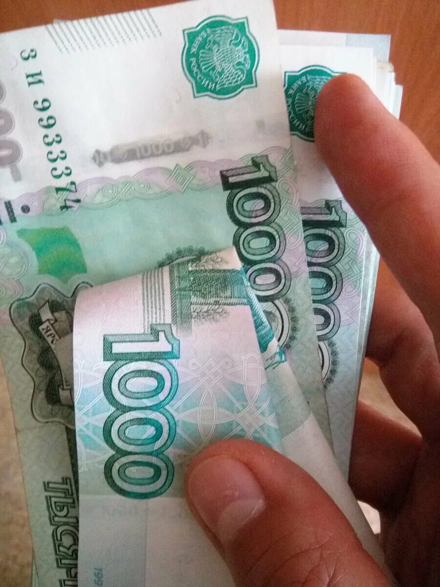 2 000 Купюра. 2к купюра. Заламывание купюр. Махинация с 5000. Размен мелкими купюрами