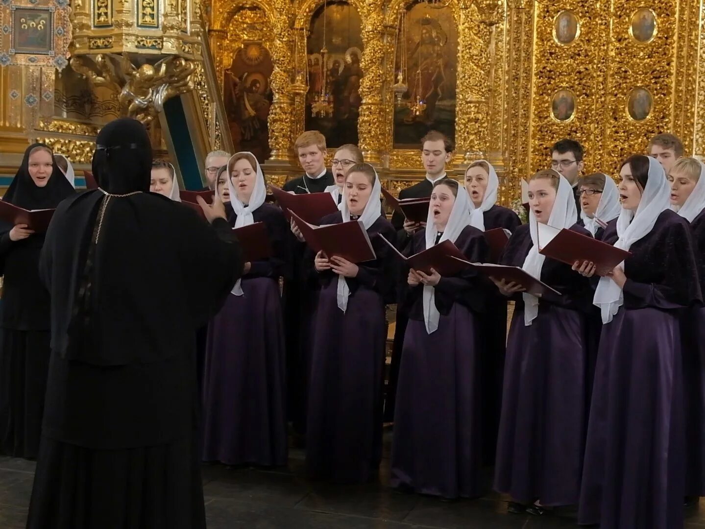 Слушать пение монастыря. Пашкова Вика церковный хор. Архиерейский хор Смоленского Успенского собора. Клирос хор православные. Хор на клиросе в храме.