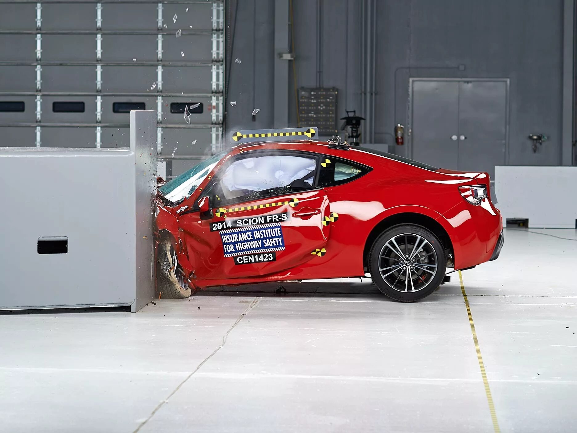 Gt 86 краш. 2014 Scion TC IIHS. Краш тест Subaru BRZ. Тойота gt краш тест.