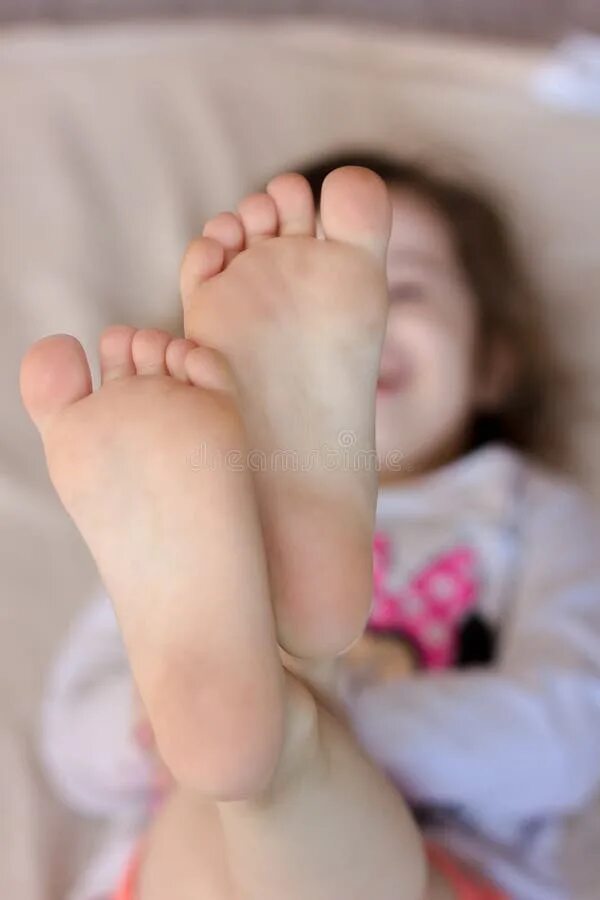 Feet дети. Girl small feet. Girl small feet. Тайфлас феет telegram. Girl small feet.