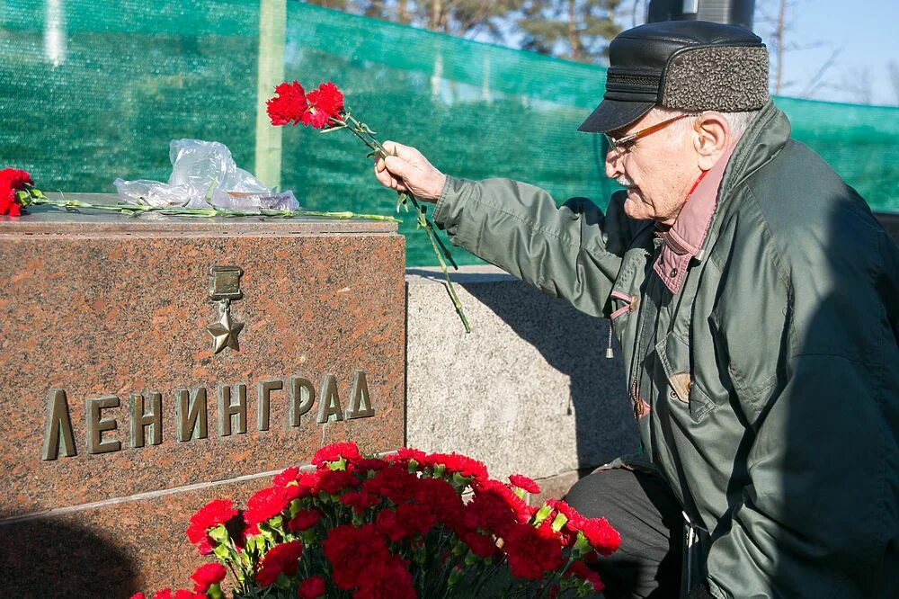 Ленинград блокада 75. Ветераны блокады Ленинграда. Ветераны блокадного Ленинграда. Ветераны Ленинградской блокады. «Блокадникам и защитникам города Ленинграда».