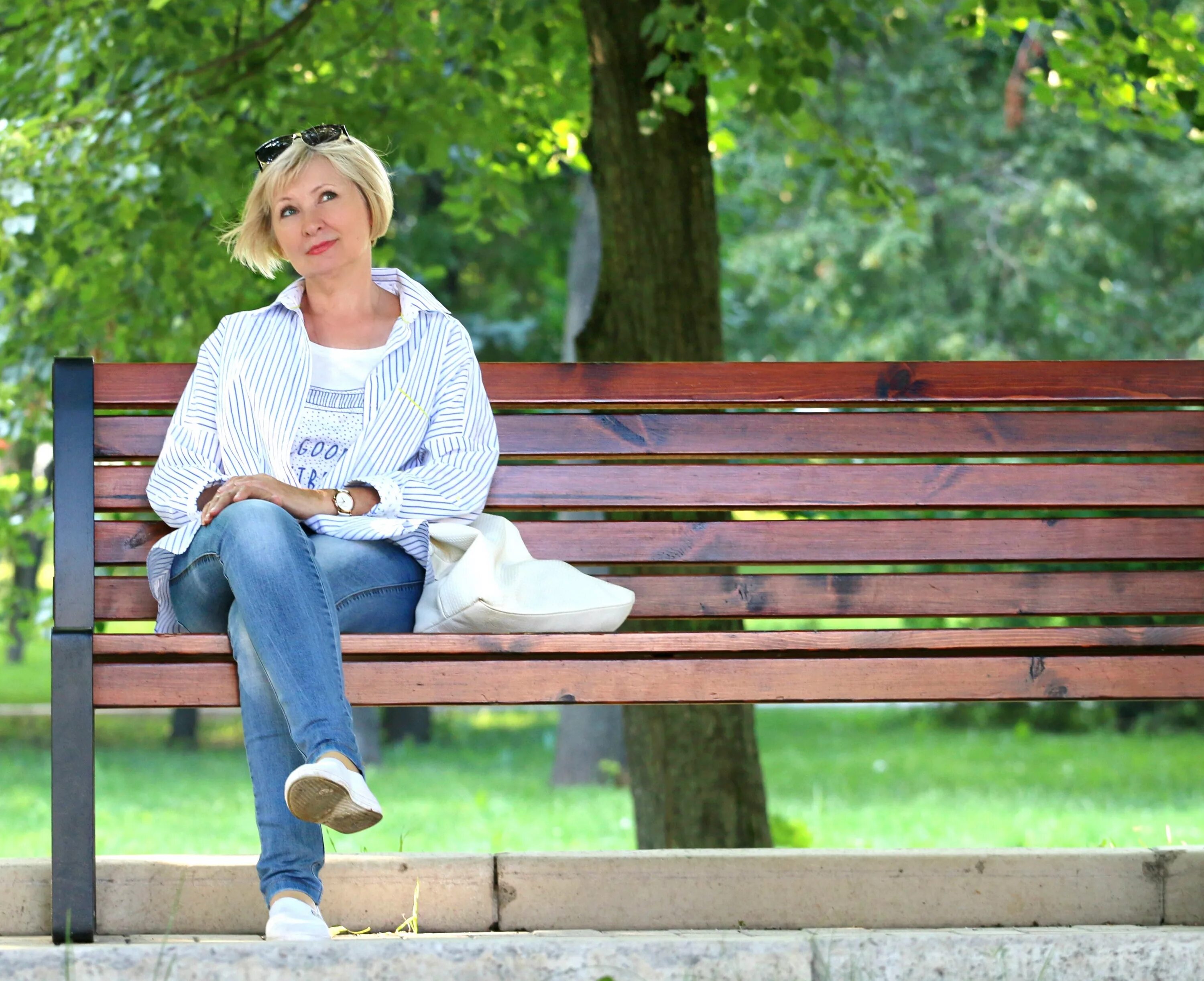 Люди на лавочке в парке. Женщина на скамейке. Женщина сидит на лавочке. Женщина на скамейке в парке. Sit on a bench